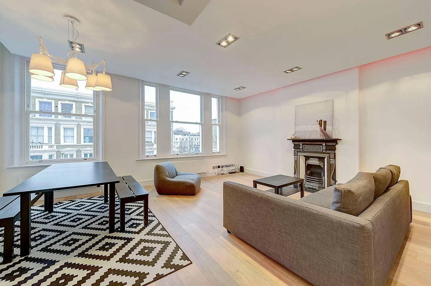 Flat Longridge Road in Greater London