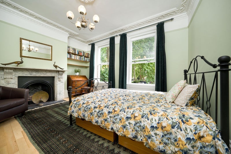 Room Victoria Park Square in Greater London