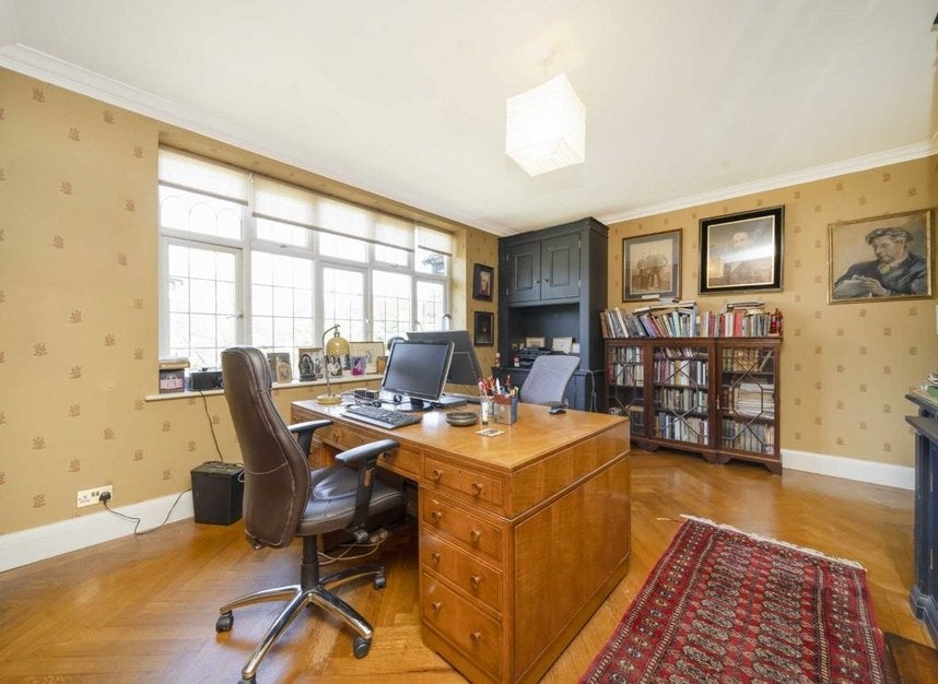 Flat Finchley Road in Greater London