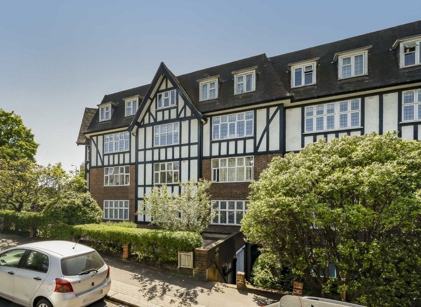 Flat Finchley Road in Greater London