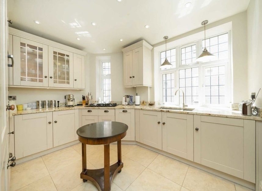 Flat Finchley Road in Greater London