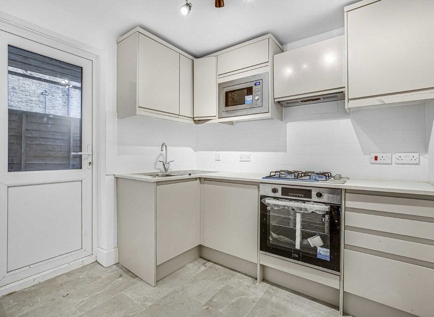 Flat Tremadoc Road in Greater London