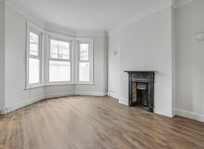 Flat Tremadoc Road in Greater London