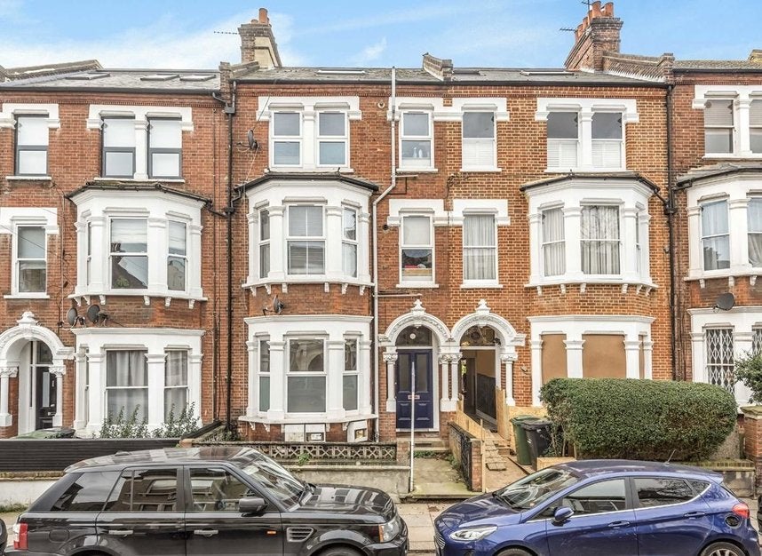 Flat Tremadoc Road in Greater London