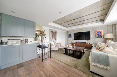 Flat Nursery Road in Greater London