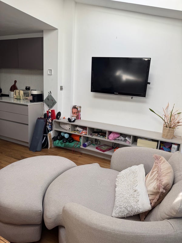 Room Kelmscott Road in Greater London