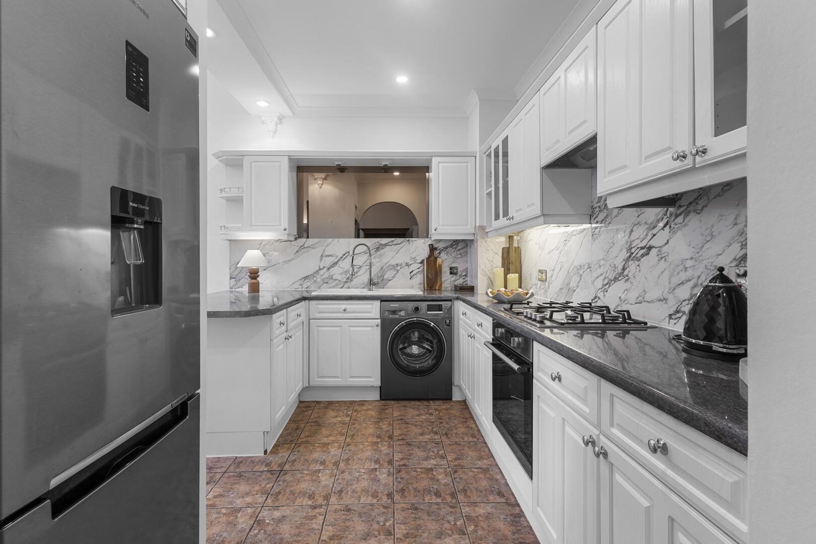 Flat Holland Park Avenue in Greater London