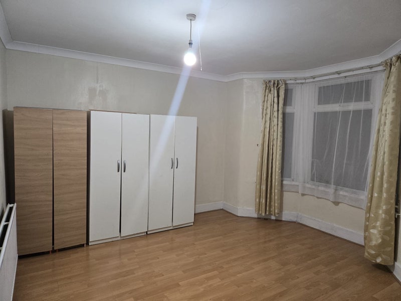 Room Aintree Avenue in Greater London