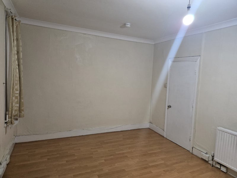 Room Aintree Avenue in Greater London