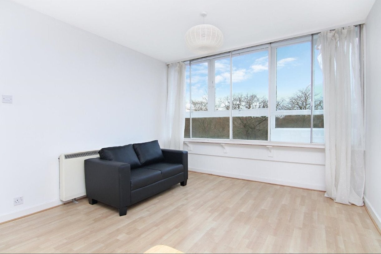 Flat Putney Hill in Greater London
