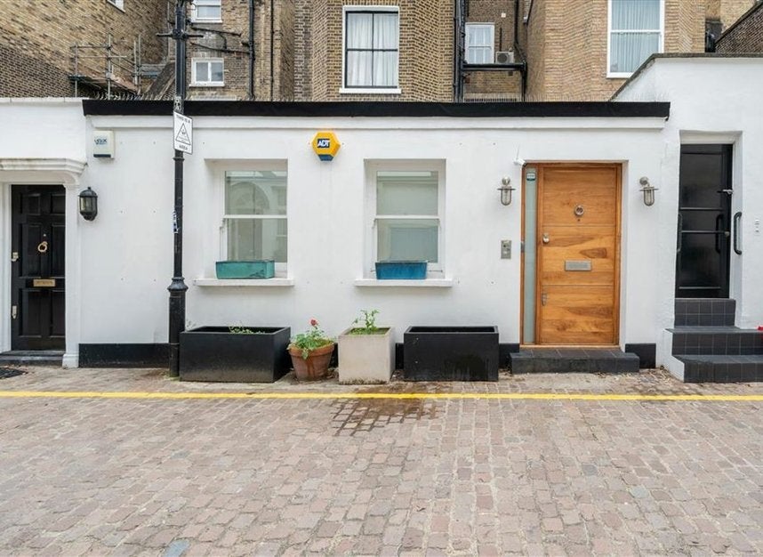Flat Queen's Gate Mews in London