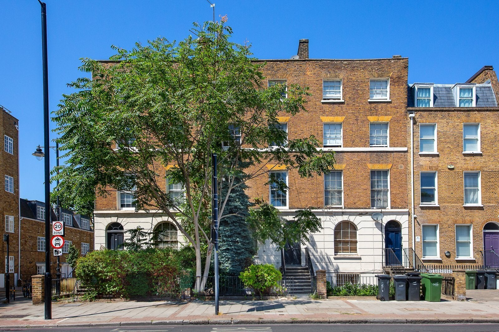 Flat Clapham Road in Greater London