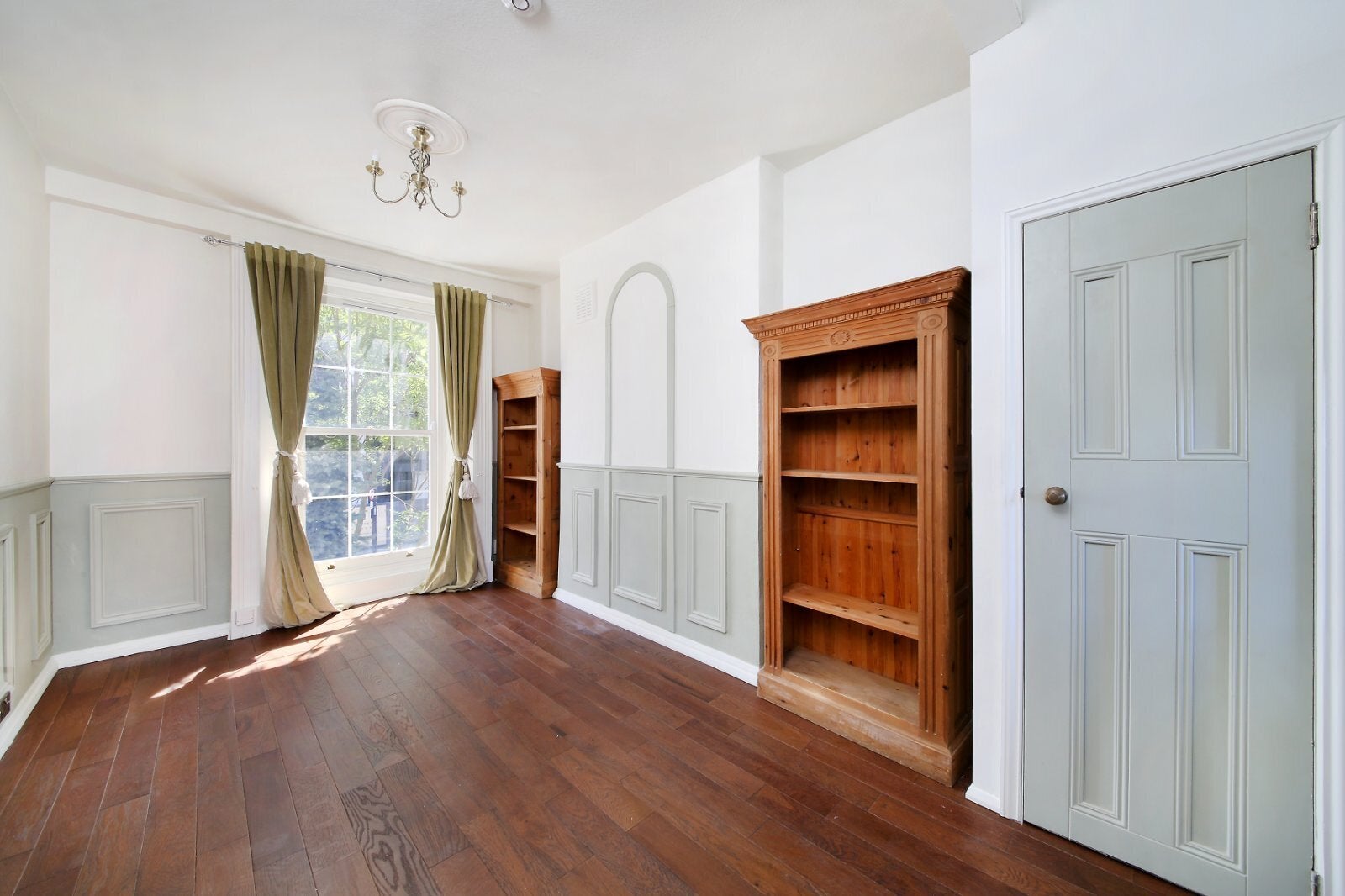 Flat Clapham Road in Greater London