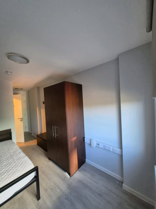 Room Isledon Road in Greater London