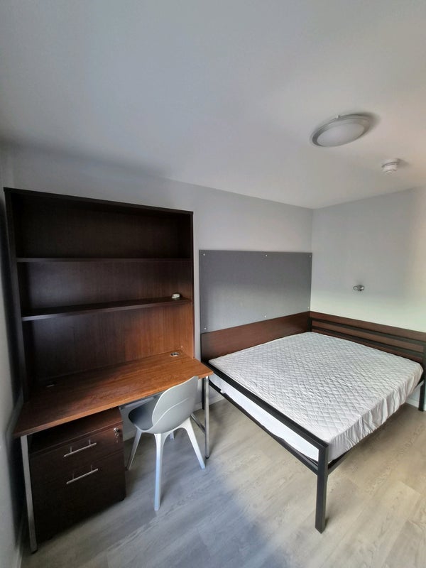Room Isledon Road in Greater London