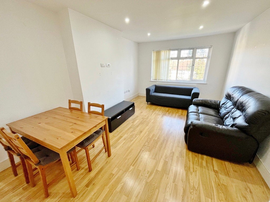 Flat Cornwall Road in Greater London