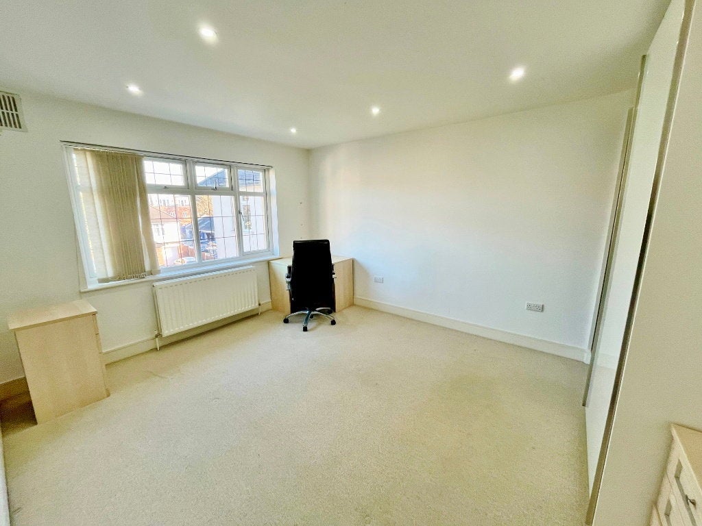 Flat Cornwall Road in Greater London