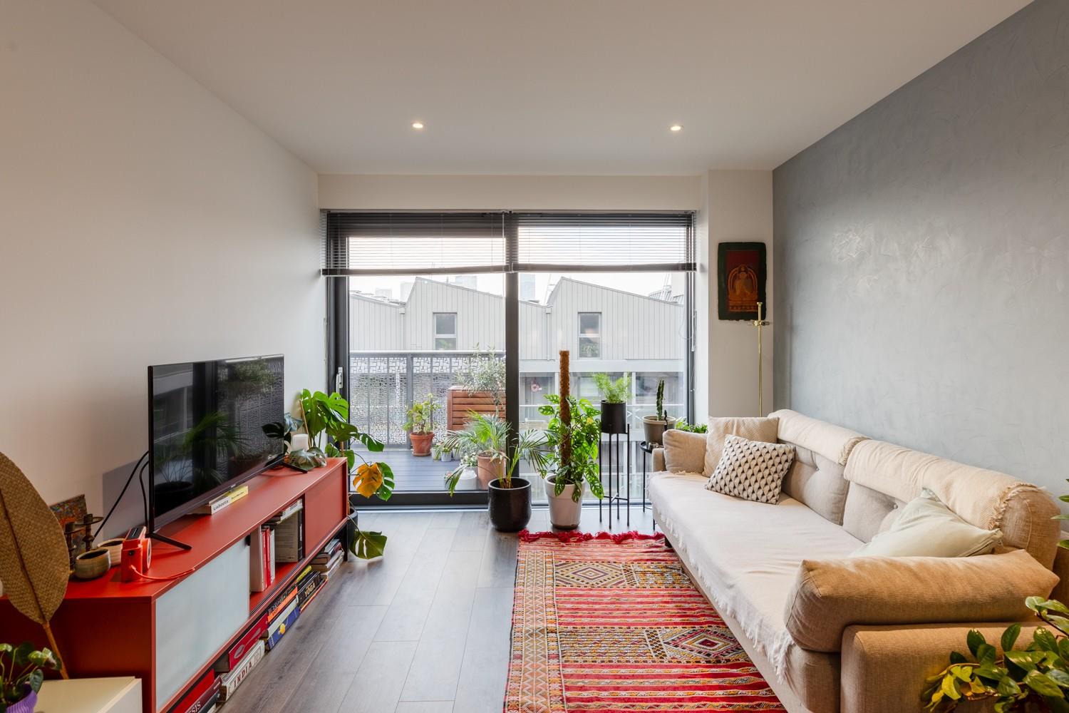 Flat Wallis Road in Greater London
