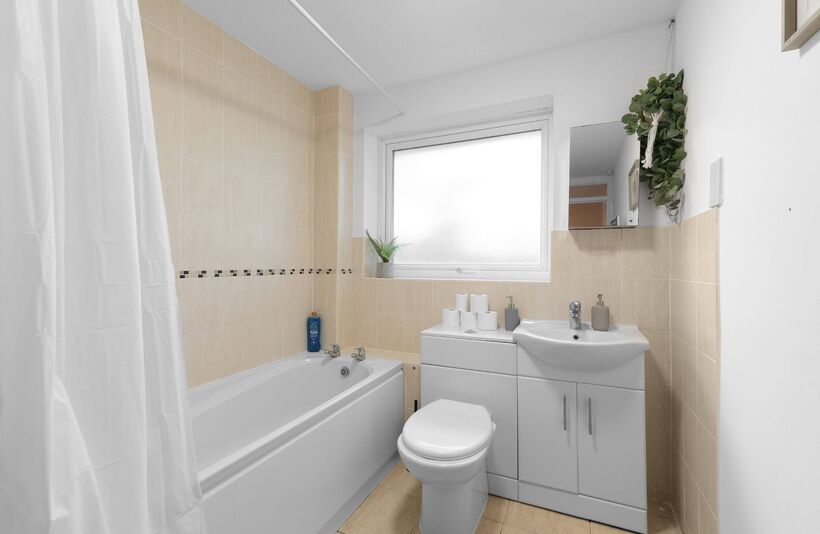 Flat Broadlands Court in Bracknell