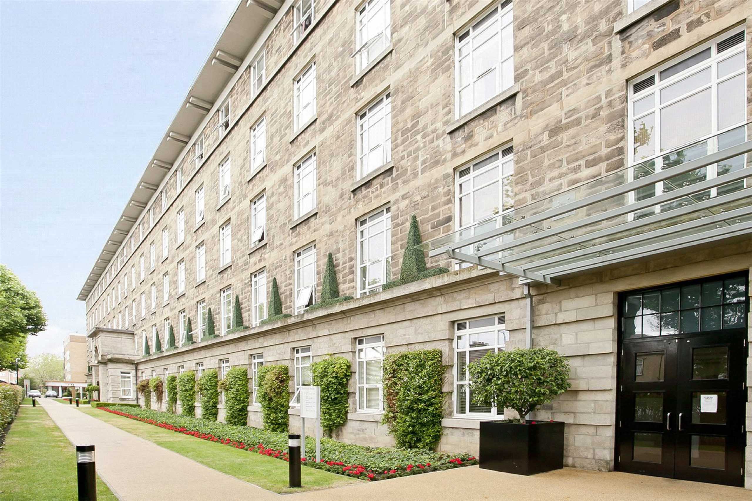 Flat Bromyard Avenue in Greater London