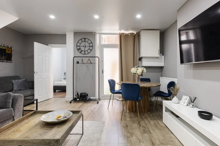 Flat Warwick Road in Greater London