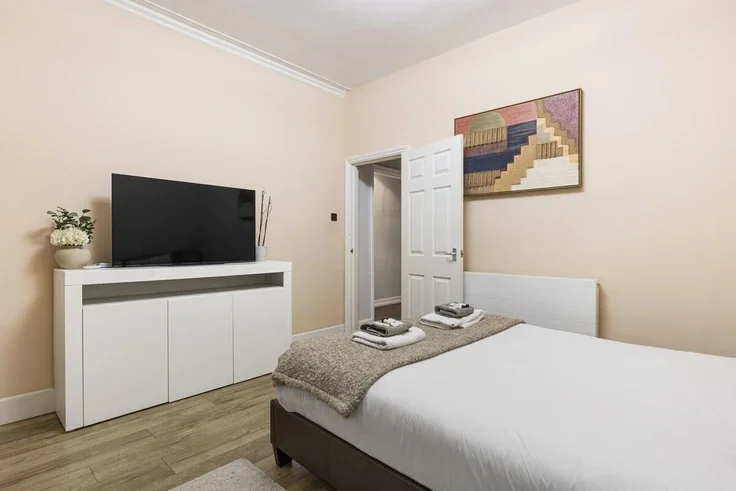 Flat Warwick Road in Greater London