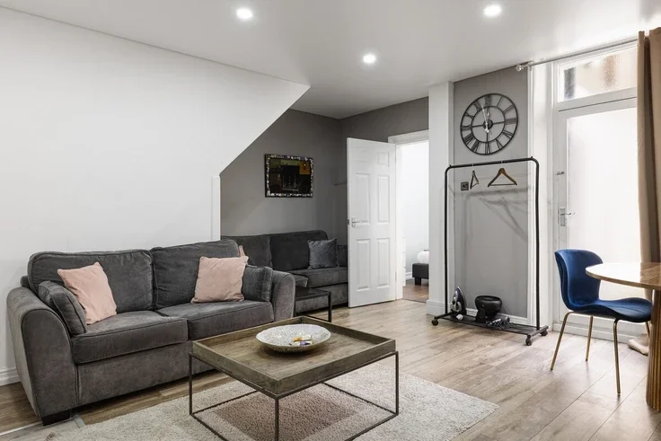 Flat Warwick Road in Greater London
