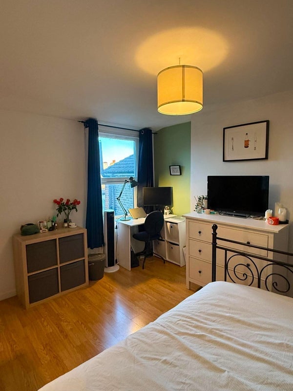 Room Coverton Road in Greater London