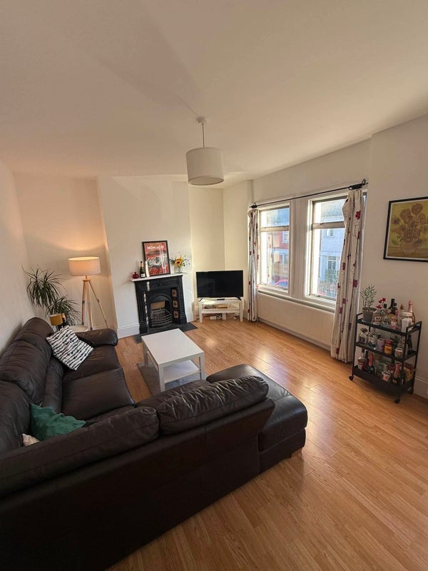 Room Coverton Road in Greater London