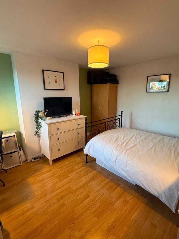 Room Coverton Road in Greater London