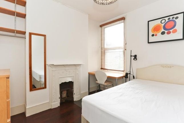 Room Warren Road in Greater London