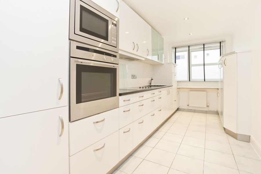 Flat Broughton Avenue in Greater London
