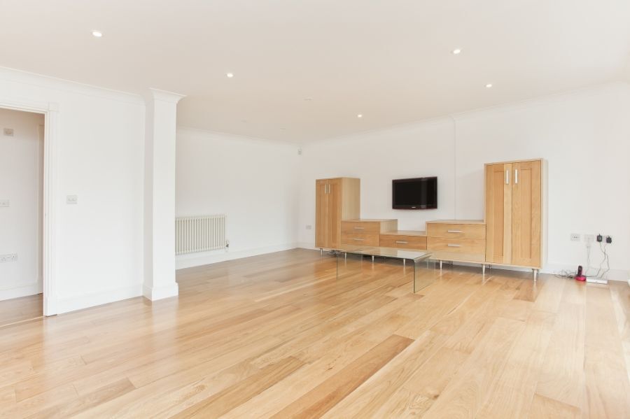 Flat Broughton Avenue in Greater London
