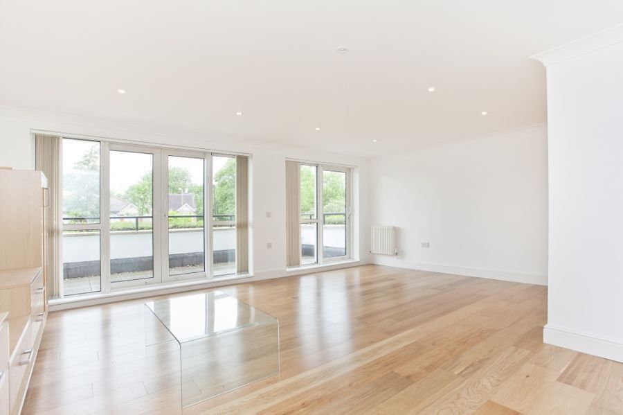 Flat Broughton Avenue in Greater London