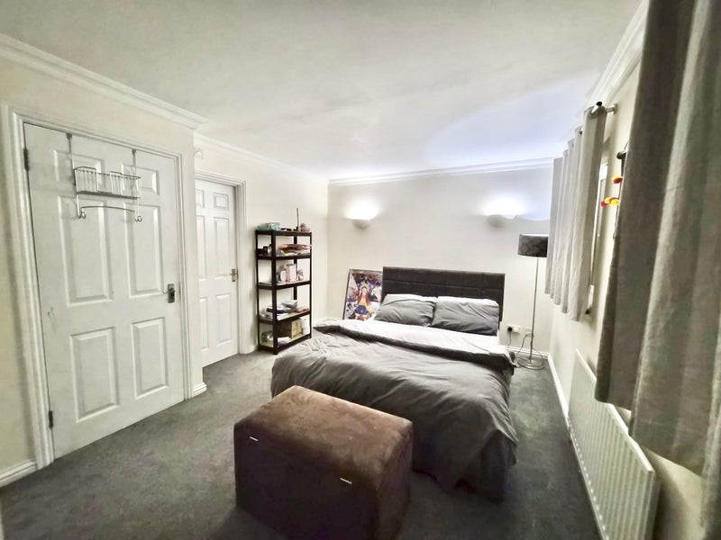 Room Beverley Mews in Crawley