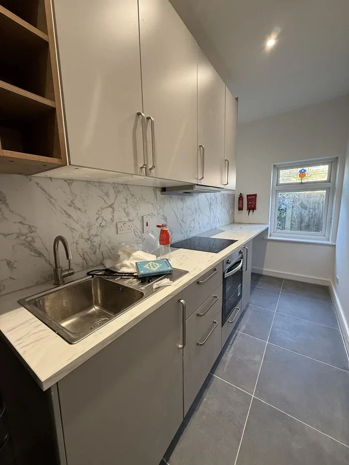 Room Wennington Road in Greater London