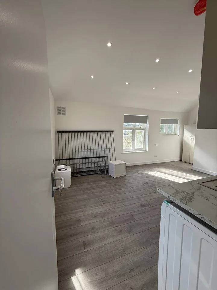 Room Wennington Road in Greater London