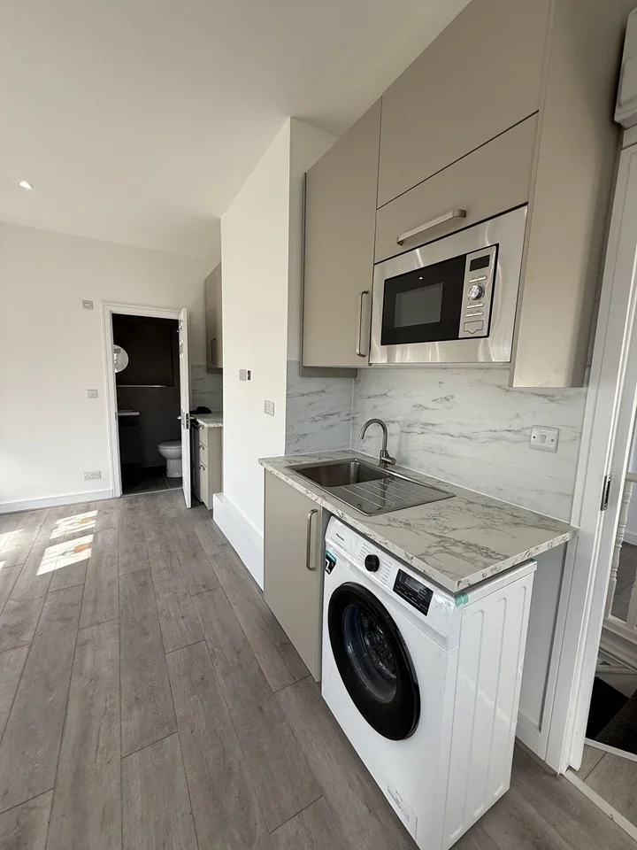 Room Wennington Road in Greater London