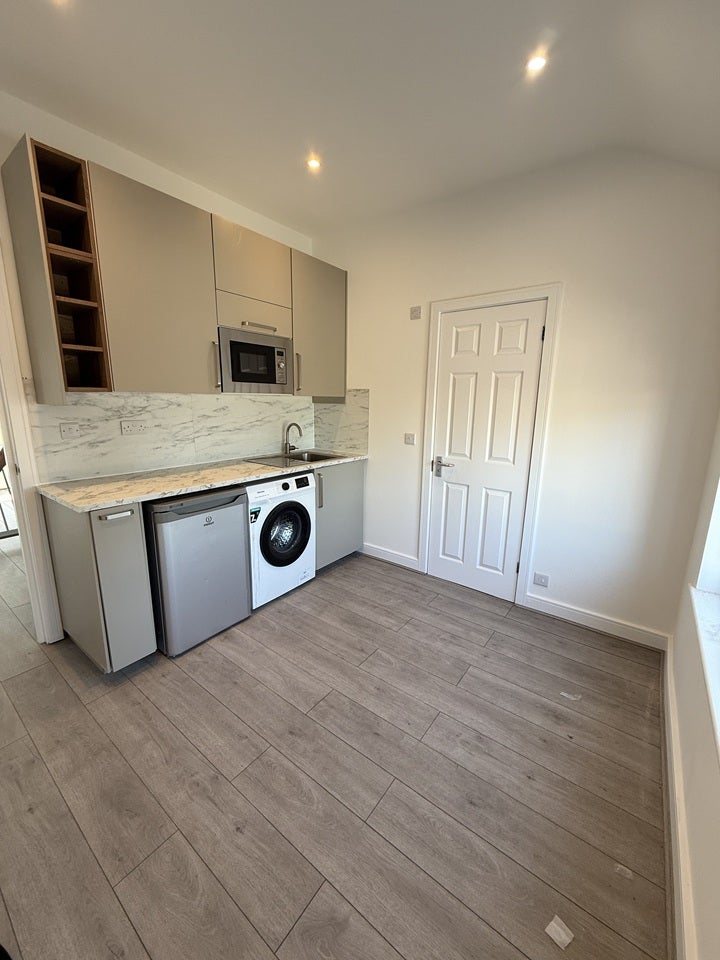 Room Wennington Road in Greater London