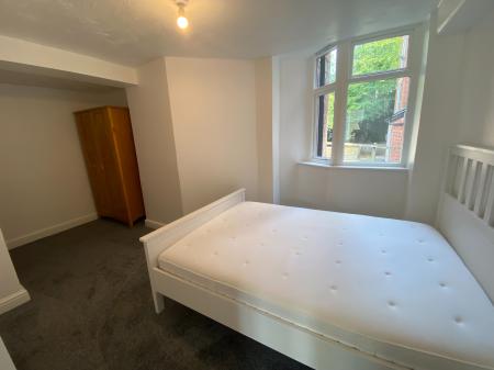Flat Hanover Crescent in Manchester