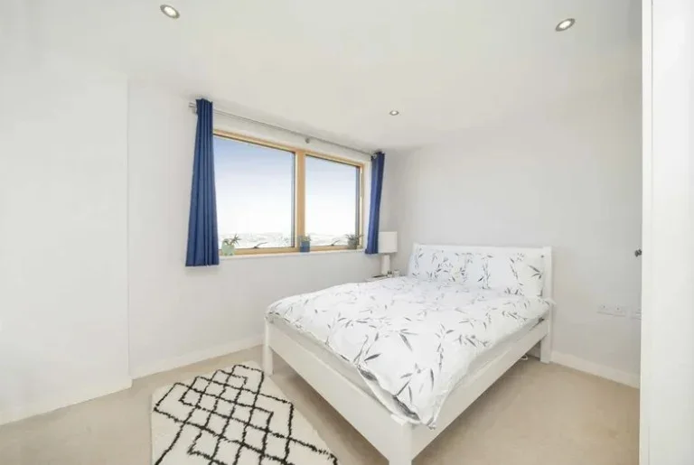 Flat Gifford Road in Greater London