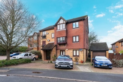 Flat Gables Close in Greater London