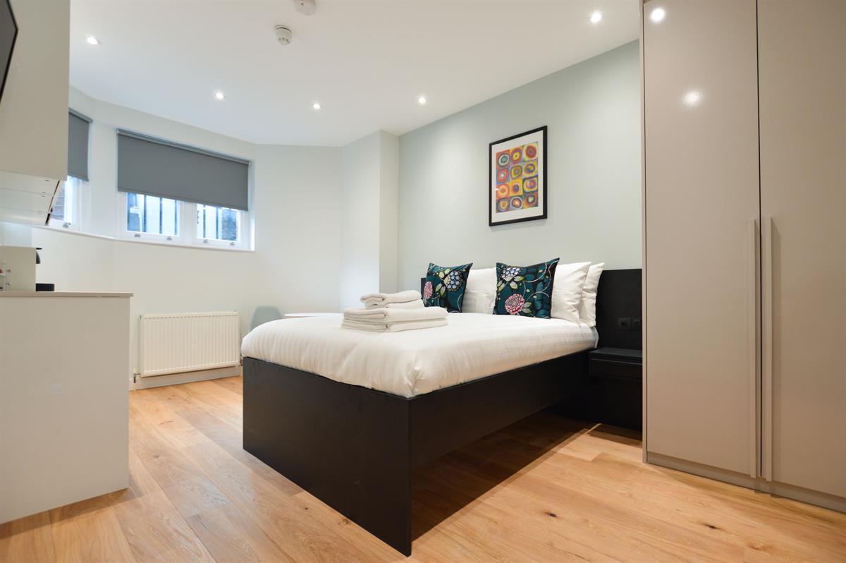 Flat Holland Park Avenue in Greater London