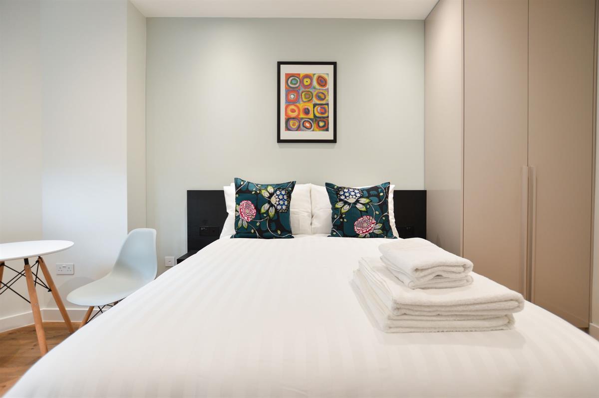 Flat Holland Park Avenue in Greater London
