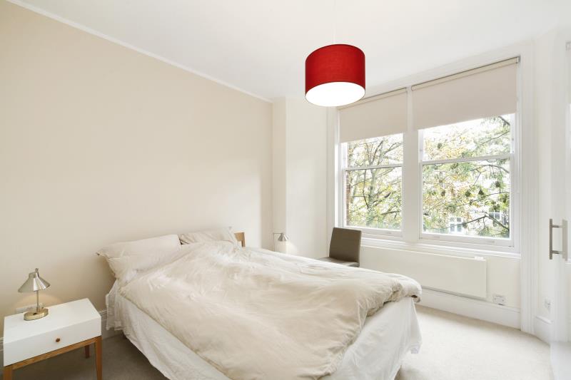 Flat Rosary Gardens in Greater London