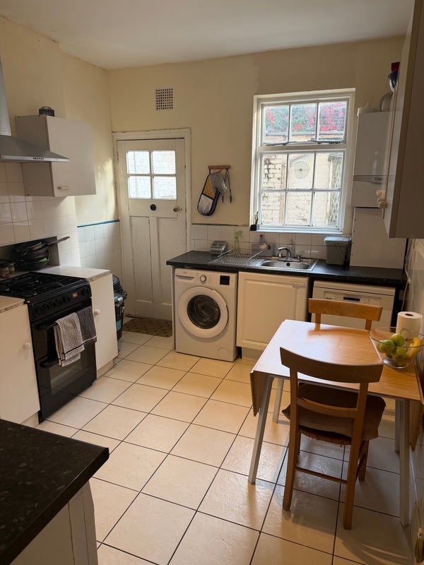 Room Wellesley Avenue in Greater London