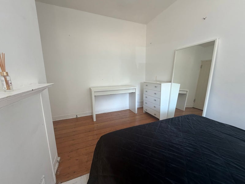 Room Larkhall Rise in Greater London