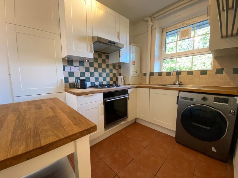 Room Larkhall Rise in Greater London