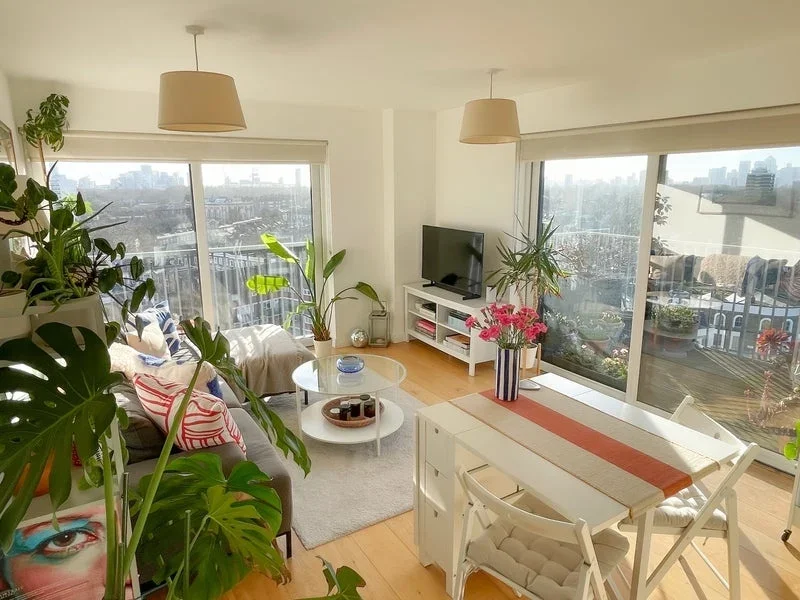 Room Cresset Road in Greater London
