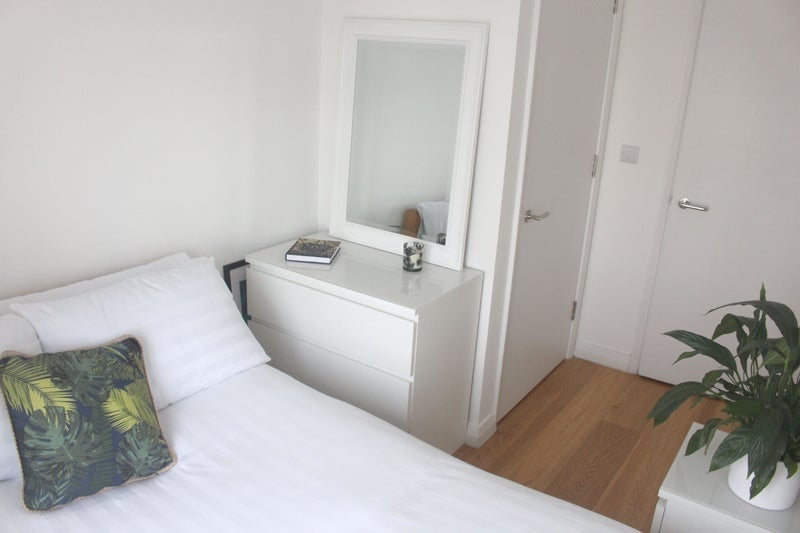 Room Cresset Road in Greater London
